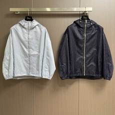 Dior 暗纹Oblique 夹克外套,定制霜华缎感塔夫绸,通体覆以同色系Oblique暗纹印花,细密织纹暗蕴品牌经典基 Dior 暗纹Oblique 夹克外套,定制霜华缎感塔夫绸,通体覆以同色系Oblique暗纹印花,细密织纹暗蕴品牌经典基