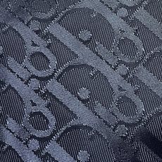 Dior 暗纹Oblique 夹克外套,定制霜华缎感塔夫绸,通体覆以同色系Oblique暗纹印花,细密织纹暗蕴品牌经典基 Dior 暗纹Oblique 夹克外套,定制霜华缎感塔夫绸,通体覆以同色系Oblique暗纹印花,细密织纹暗蕴品牌经典基