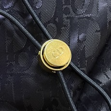 Dior 暗纹Oblique 夹克外套,定制霜华缎感塔夫绸,通体覆以同色系Oblique暗纹印花,细密织纹暗蕴品牌经典基 Dior 暗纹Oblique 夹克外套,定制霜华缎感塔夫绸,通体覆以同色系Oblique暗纹印花,细密织纹暗蕴品牌经典基
