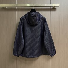 Dior 暗纹Oblique 夹克外套,定制霜华缎感塔夫绸,通体覆以同色系Oblique暗纹印花,细密织纹暗蕴品牌经典基 Dior 暗纹Oblique 夹克外套,定制霜华缎感塔夫绸,通体覆以同色系Oblique暗纹印花,细密织纹暗蕴品牌经典基