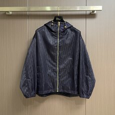 Dior 暗纹Oblique 夹克外套,定制霜华缎感塔夫绸,通体覆以同色系Oblique暗纹印花,细密织纹暗蕴品牌经典基 Dior 暗纹Oblique 夹克外套,定制霜华缎感塔夫绸,通体覆以同色系Oblique暗纹印花,细密织纹暗蕴品牌经典基