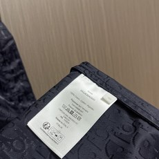 Dior 暗纹Oblique 夹克外套,定制霜华缎感塔夫绸,通体覆以同色系Oblique暗纹印花,细密织纹暗蕴品牌经典基 Dior 暗纹Oblique 夹克外套,定制霜华缎感塔夫绸,通体覆以同色系Oblique暗纹印花,细密织纹暗蕴品牌经典基