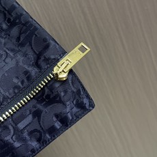 Dior 暗纹Oblique 夹克外套,定制霜华缎感塔夫绸,通体覆以同色系Oblique暗纹印花,细密织纹暗蕴品牌经典基 Dior 暗纹Oblique 夹克外套,定制霜华缎感塔夫绸,通体覆以同色系Oblique暗纹印花,细密织纹暗蕴品牌经典基