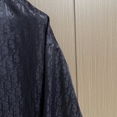 Dior 暗纹Oblique 夹克外套,定制霜华缎感塔夫绸,通体覆以同色系Oblique暗纹印花,细密织纹暗蕴品牌经典基 Dior 暗纹Oblique 夹克外套,定制霜华缎感塔夫绸,通体覆以同色系Oblique暗纹印花,细密织纹暗蕴品牌经典基