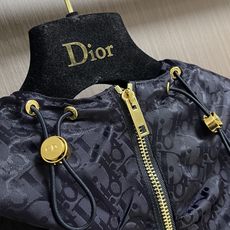 Dior 暗纹Oblique 夹克外套,定制霜华缎感塔夫绸,通体覆以同色系Oblique暗纹印花,细密织纹暗蕴品牌经典基 Dior 暗纹Oblique 夹克外套,定制霜华缎感塔夫绸,通体覆以同色系Oblique暗纹印花,细密织纹暗蕴品牌经典基