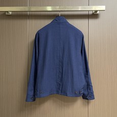 Ralph Lauren 拉夫劳伦 小马标识刺绣双面穿夹克外套 定制哑光云纹塔夫绸 以及斜纹提花织锦 轻盈坚韧 垂感爽滑 Ralph Lauren 拉夫劳伦 小马标识刺绣双面穿夹克外套 定制哑光云纹塔夫绸 以及斜纹提花织锦 轻盈坚韧 垂感爽滑