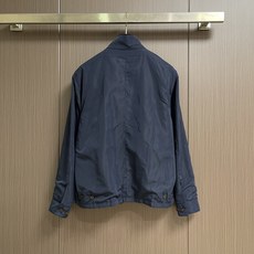 Ralph Lauren 拉夫劳伦 小马标识刺绣双面穿夹克外套 定制哑光云纹塔夫绸 以及斜纹提花织锦 轻盈坚韧 垂感爽滑 Ralph Lauren 拉夫劳伦 小马标识刺绣双面穿夹克外套 定制哑光云纹塔夫绸 以及斜纹提花织锦 轻盈坚韧 垂感爽滑