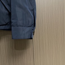 Ralph Lauren 拉夫劳伦 小马标识刺绣双面穿夹克外套 定制哑光云纹塔夫绸 以及斜纹提花织锦 轻盈坚韧 垂感爽滑 Ralph Lauren 拉夫劳伦 小马标识刺绣双面穿夹克外套 定制哑光云纹塔夫绸 以及斜纹提花织锦 轻盈坚韧 垂感爽滑
