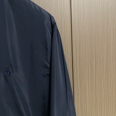 Ralph Lauren 拉夫劳伦 小马标识刺绣双面穿夹克外套 定制哑光云纹塔夫绸 以及斜纹提花织锦 轻盈坚韧 垂感爽滑 Ralph Lauren 拉夫劳伦 小马标识刺绣双面穿夹克外套 定制哑光云纹塔夫绸 以及斜纹提花织锦 轻盈坚韧 垂感爽滑