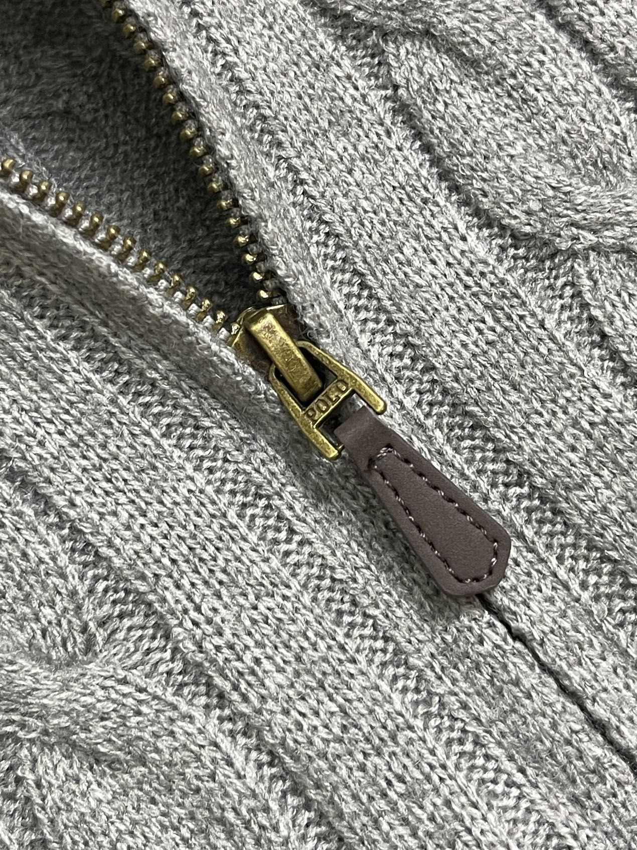 RAlpH LAUREN 拉夫劳伦刺绣麻花纹半拉链立领针织衫,复古麻花纹半拉链立领针织衫,定制混纺纱线搭配重工绞花编织工 RAlpH LAUREN 拉夫劳伦刺绣麻花纹半拉链立领针织衫,复古麻花纹半拉链立领针织衫,定制混纺纱线搭配重工绞花编织工