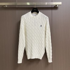 Prada 麻花编织刺绣毛衣,40支双股交织精疏棉棉纱,采用日本进口机(岛精)5针织机,进口刺绣,毛料酵洗。尺码:46‑ Prada 麻花编织刺绣毛衣,40支双股交织精疏棉棉纱,采用日本进口机(岛精)5针织机,进口刺绣,毛料酵洗。尺码:46‑