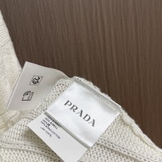 Prada 麻花编织刺绣毛衣,40支双股交织精疏棉棉纱,采用日本进口机(岛精)5针织机,进口刺绣,毛料酵洗。尺码:46‑ Prada 麻花编织刺绣毛衣,40支双股交织精疏棉棉纱,采用日本进口机(岛精)5针织机,进口刺绣,毛料酵洗。尺码:46‑