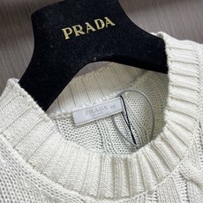 Prada 麻花编织刺绣毛衣,40支双股交织精疏棉棉纱,采用日本进口机(岛精)5针织机,进口刺绣,毛料酵洗。尺码:46‑ Prada 麻花编织刺绣毛衣,40支双股交织精疏棉棉纱,采用日本进口机(岛精)5针织机,进口刺绣,毛料酵洗。尺码:46‑