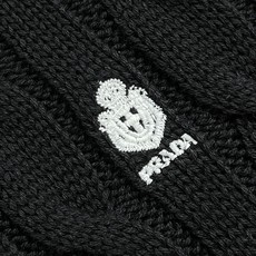 Prada 麻花编织刺绣毛衣,40支双股交织精疏棉棉纱,采用日本进口机(岛精)5针织机,进口刺绣,毛料酵洗。尺码:46‑ Prada 麻花编织刺绣毛衣,40支双股交织精疏棉棉纱,采用日本进口机(岛精)5针织机,进口刺绣,毛料酵洗。尺码:46‑
