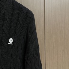Prada 麻花编织刺绣毛衣,40支双股交织精疏棉棉纱,采用日本进口机(岛精)5针织机,进口刺绣,毛料酵洗。尺码:46‑ Prada 麻花编织刺绣毛衣,40支双股交织精疏棉棉纱,采用日本进口机(岛精)5针织机,进口刺绣,毛料酵洗。尺码:46‑