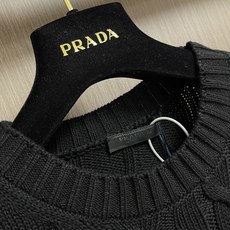 Prada 麻花编织刺绣毛衣,40支双股交织精疏棉棉纱,采用日本进口机(岛精)5针织机,进口刺绣,毛料酵洗。尺码:46‑ Prada 麻花编织刺绣毛衣,40支双股交织精疏棉棉纱,采用日本进口机(岛精)5针织机,进口刺绣,毛料酵洗。尺码:46‑