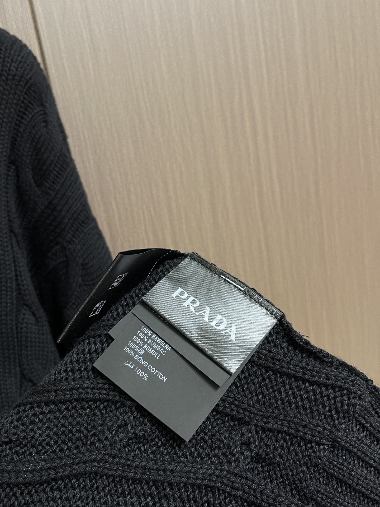 Prada 麻花编织刺绣毛衣,40支双股交织精疏棉棉纱,采用日本进口机(岛精)5针织机,进口刺绣,毛料酵洗。尺码:46‑ Prada 麻花编织刺绣毛衣,40支双股交织精疏棉棉纱,采用日本进口机(岛精)5针织机,进口刺绣,毛料酵洗。尺码:46‑