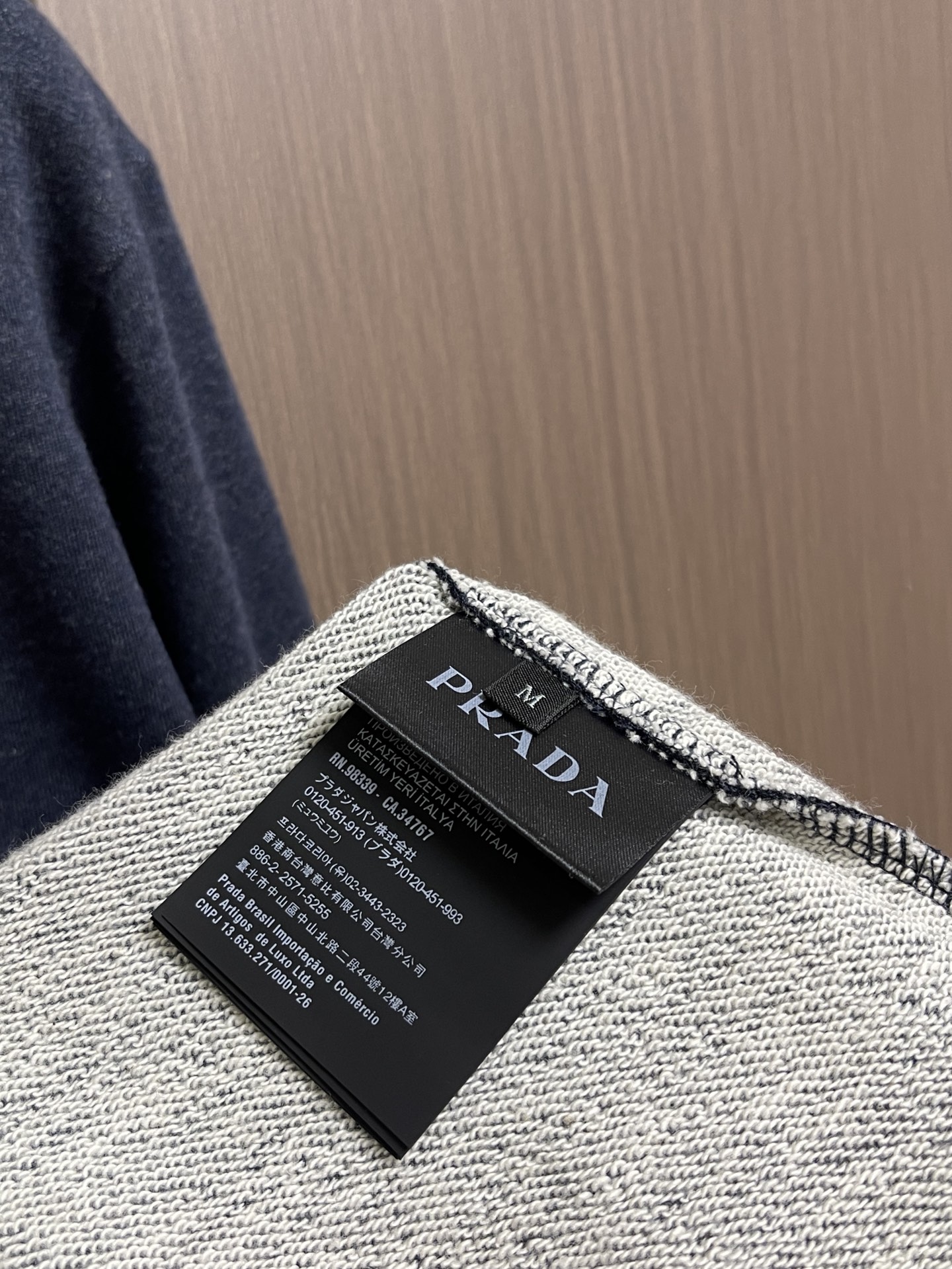 Prada 徽标条纹卫衣,定制夜靛云绒抓绒布,墨蓝藏青如暗夜凝萃,自带复古学院的柔光雅韵,领口与袖口缀以酒红与蓝白撞色罗 Prada 徽标条纹卫衣,定制夜靛云绒抓绒布,墨蓝藏青如暗夜凝萃,自带复古学院的柔光雅韵,领口与袖口缀以酒红与蓝白撞色罗