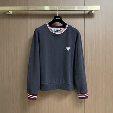 Prada 徽标条纹卫衣,定制夜靛云绒抓绒布,墨蓝藏青如暗夜凝萃,自带复古学院的柔光雅韵,领口与袖口缀以酒红与蓝白撞色罗 Prada 徽标条纹卫衣,定制夜靛云绒抓绒布,墨蓝藏青如暗夜凝萃,自带复古学院的柔光雅韵,领口与袖口缀以酒红与蓝白撞色罗