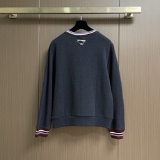 Prada 徽标条纹卫衣,定制夜靛云绒抓绒布,墨蓝藏青如暗夜凝萃,自带复古学院的柔光雅韵,领口与袖口缀以酒红与蓝白撞色罗 Prada 徽标条纹卫衣,定制夜靛云绒抓绒布,墨蓝藏青如暗夜凝萃,自带复古学院的柔光雅韵,领口与袖口缀以酒红与蓝白撞色罗