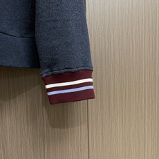 Prada 徽标条纹卫衣,定制夜靛云绒抓绒布,墨蓝藏青如暗夜凝萃,自带复古学院的柔光雅韵,领口与袖口缀以酒红与蓝白撞色罗 Prada 徽标条纹卫衣,定制夜靛云绒抓绒布,墨蓝藏青如暗夜凝萃,自带复古学院的柔光雅韵,领口与袖口缀以酒红与蓝白撞色罗
