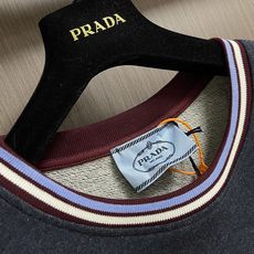 Prada 徽标条纹卫衣,定制夜靛云绒抓绒布,墨蓝藏青如暗夜凝萃,自带复古学院的柔光雅韵,领口与袖口缀以酒红与蓝白撞色罗 Prada 徽标条纹卫衣,定制夜靛云绒抓绒布,墨蓝藏青如暗夜凝萃,自带复古学院的柔光雅韵,领口与袖口缀以酒红与蓝白撞色罗