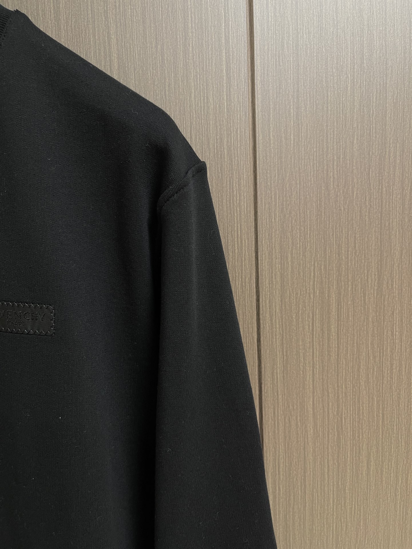 Givenchy Paris Logo标牌长袖卫衣,纪梵希Paris Logo标牌长袖卫衣选用重磅精梳纯棉毛圈面料,经过 Givenchy Paris Logo标牌长袖卫衣,纪梵希Paris Logo标牌长袖卫衣选用重磅精梳纯棉毛圈面料,经过
