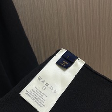 LV 针织短袖T恤,选用围棋棋盘提花织纹,描绘2027春夏时装秀大放异彩的1VMaze 图案.胸前成为棋盘,刺绣图案棋子 LV 针织短袖T恤,选用围棋棋盘提花织纹,描绘2027春夏时装秀大放异彩的1VMaze 图案.胸前成为棋盘,刺绣图案棋子