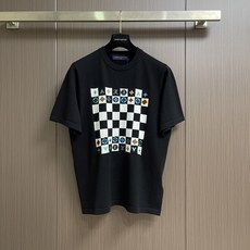 LV 针织短袖T恤,选用围棋棋盘提花织纹,描绘2027春夏时装秀大放异彩的1VMaze 图案.胸前成为棋盘,刺绣图案棋子 LV 针织短袖T恤,选用围棋棋盘提花织纹,描绘2027春夏时装秀大放异彩的1VMaze 图案.胸前成为棋盘,刺绣图案棋子