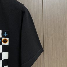 LV 针织短袖T恤,选用围棋棋盘提花织纹,描绘2027春夏时装秀大放异彩的1VMaze 图案.胸前成为棋盘,刺绣图案棋子 LV 针织短袖T恤,选用围棋棋盘提花织纹,描绘2027春夏时装秀大放异彩的1VMaze 图案.胸前成为棋盘,刺绣图案棋子