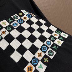 LV 针织短袖T恤,选用围棋棋盘提花织纹,描绘2027春夏时装秀大放异彩的1VMaze 图案.胸前成为棋盘,刺绣图案棋子 LV 针织短袖T恤,选用围棋棋盘提花织纹,描绘2027春夏时装秀大放异彩的1VMaze 图案.胸前成为棋盘,刺绣图案棋子