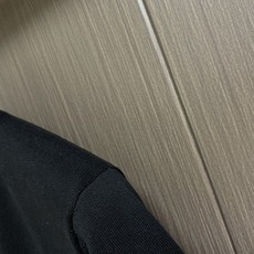 LV 针织短袖T恤,选用围棋棋盘提花织纹,描绘2027春夏时装秀大放异彩的1VMaze 图案.胸前成为棋盘,刺绣图案棋子 LV 针织短袖T恤,选用围棋棋盘提花织纹,描绘2027春夏时装秀大放异彩的1VMaze 图案.胸前成为棋盘,刺绣图案棋子