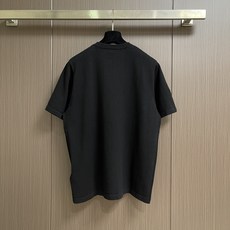 LV 针织短袖T恤,选用围棋棋盘提花织纹,描绘2027春夏时装秀大放异彩的1VMaze 图案.胸前成为棋盘,刺绣图案棋子 LV 针织短袖T恤,选用围棋棋盘提花织纹,描绘2027春夏时装秀大放异彩的1VMaze 图案.胸前成为棋盘,刺绣图案棋子