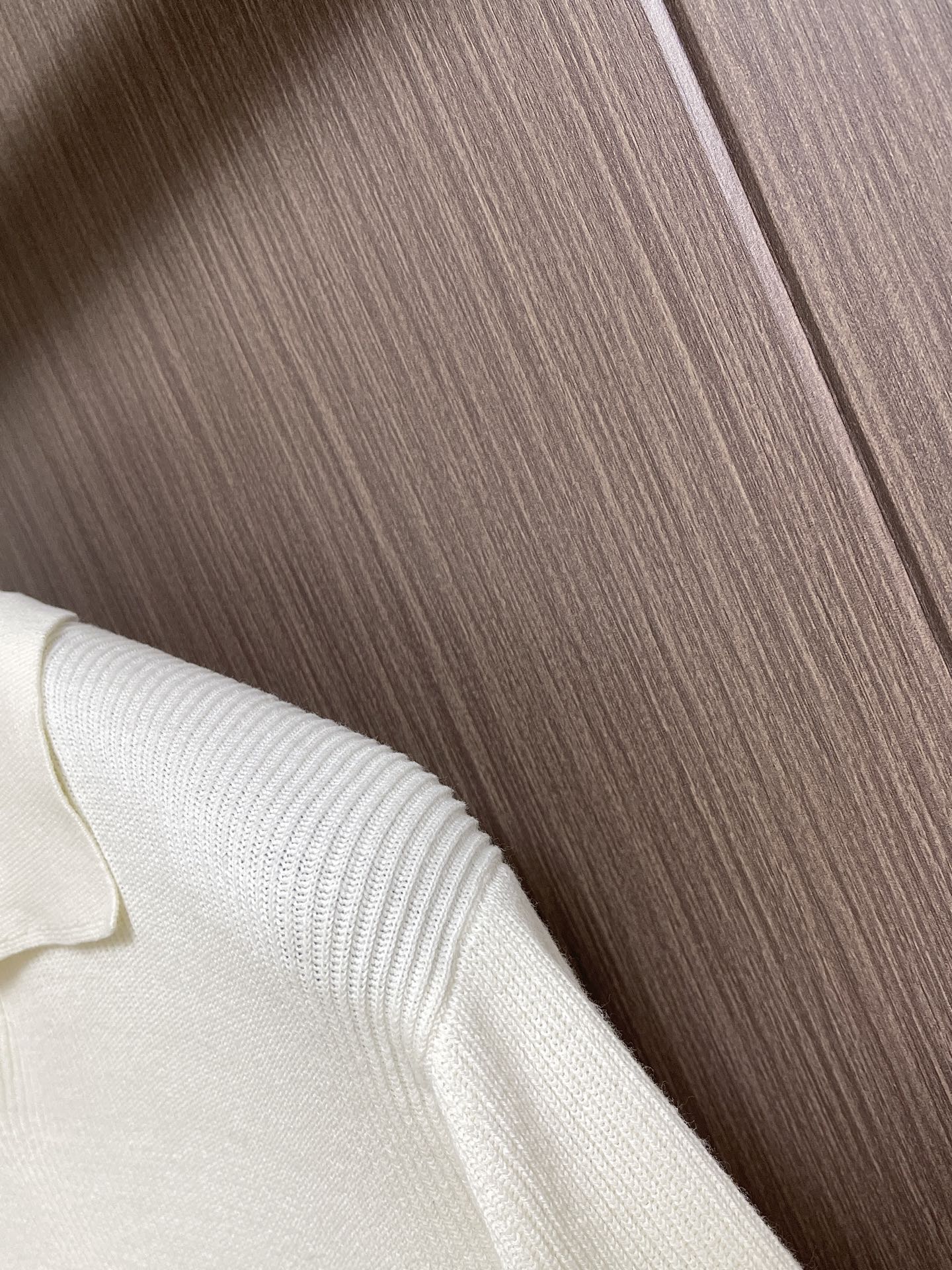 Brunello Cucinelli bc 条纹针织V领Polo短袖T恤，甄选进口针织面料，采用16针高密度密致坑条织法