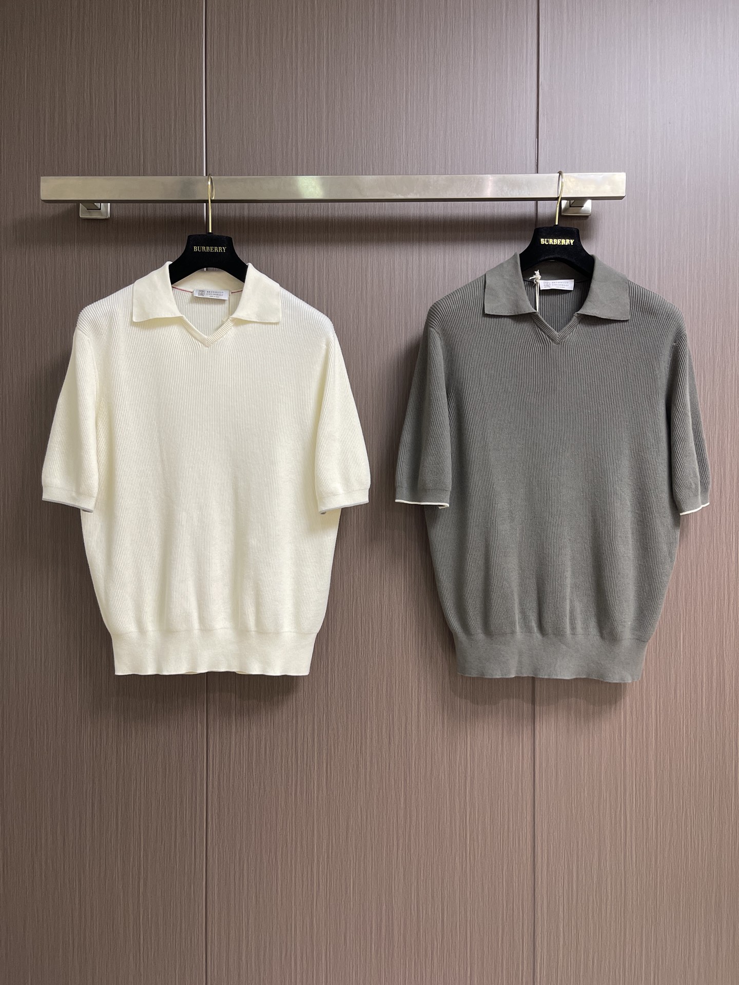 Brunello Cucinelli bc 条纹针织V领Polo短袖T恤，甄选进口针织面料，采用16针高密度密致坑条织法