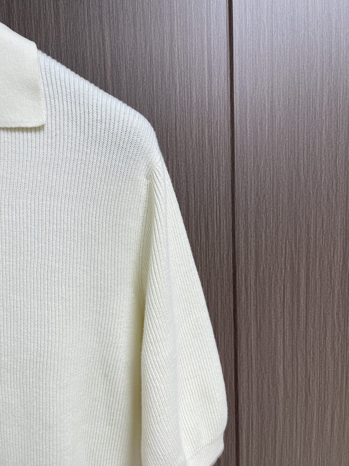 Brunello Cucinelli bc 条纹针织V领Polo短袖T恤，甄选进口针织面料，采用16针高密度密致坑条织法