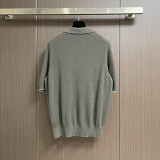 Brunello Cucinelli bc 条纹针织V领Polo短袖T恤,甄选进口针织面料,采用16针高密度密致坑条织法 Brunello Cucinelli bc 条纹针织V领Polo短袖T恤,甄选进口针织面料,采用16针高密度密致坑条织法