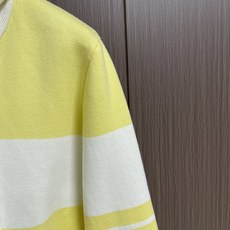 THOM BROWNE TB 小狗连帽针织外套,本款黄白条纹连帽拉链针织开衫采用细腻精梳棉混纺纱线横机织造,面料柔软亲肤 THOM BROWNE TB 小狗连帽针织外套,本款黄白条纹连帽拉链针织开衫采用细腻精梳棉混纺纱线横机织造,面料柔软亲肤