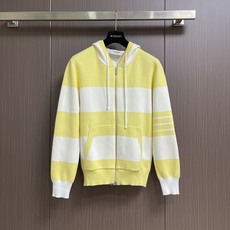 THOM BROWNE TB 小狗连帽针织外套,本款黄白条纹连帽拉链针织开衫采用细腻精梳棉混纺纱线横机织造,面料柔软亲肤 THOM BROWNE TB 小狗连帽针织外套,本款黄白条纹连帽拉链针织开衫采用细腻精梳棉混纺纱线横机织造,面料柔软亲肤