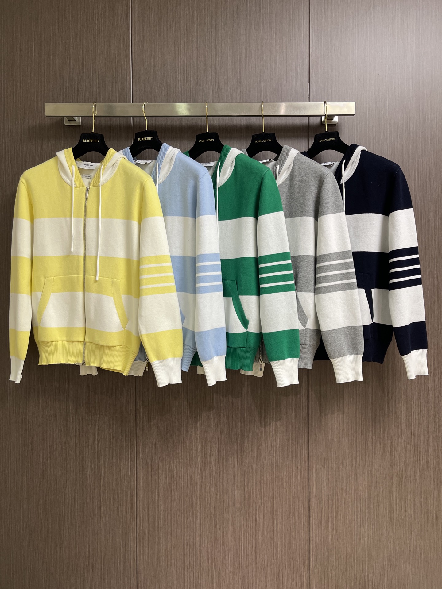 THOM BROWNE TB 小狗连帽针织外套，本款黄白条纹连帽拉链针织开衫采用细腻精梳棉混纺纱线横机织造，面料柔软亲肤