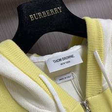 THOM BROWNE TB 小狗连帽针织外套,本款黄白条纹连帽拉链针织开衫采用细腻精梳棉混纺纱线横机织造,面料柔软亲肤 THOM BROWNE TB 小狗连帽针织外套,本款黄白条纹连帽拉链针织开衫采用细腻精梳棉混纺纱线横机织造,面料柔软亲肤