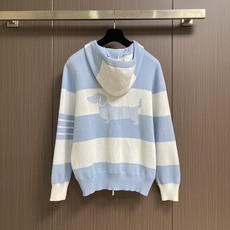 THOM BROWNE TB 小狗连帽针织外套,本款黄白条纹连帽拉链针织开衫采用细腻精梳棉混纺纱线横机织造,面料柔软亲肤 THOM BROWNE TB 小狗连帽针织外套,本款黄白条纹连帽拉链针织开衫采用细腻精梳棉混纺纱线横机织造,面料柔软亲肤