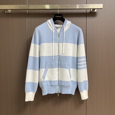 THOM BROWNE TB 小狗连帽针织外套,本款黄白条纹连帽拉链针织开衫采用细腻精梳棉混纺纱线横机织造,面料柔软亲肤 THOM BROWNE TB 小狗连帽针织外套,本款黄白条纹连帽拉链针织开衫采用细腻精梳棉混纺纱线横机织造,面料柔软亲肤