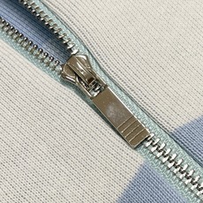 THOM BROWNE TB 小狗连帽针织外套,本款黄白条纹连帽拉链针织开衫采用细腻精梳棉混纺纱线横机织造,面料柔软亲肤 THOM BROWNE TB 小狗连帽针织外套,本款黄白条纹连帽拉链针织开衫采用细腻精梳棉混纺纱线横机织造,面料柔软亲肤