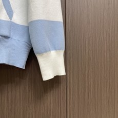 THOM BROWNE TB 小狗连帽针织外套,本款黄白条纹连帽拉链针织开衫采用细腻精梳棉混纺纱线横机织造,面料柔软亲肤 THOM BROWNE TB 小狗连帽针织外套,本款黄白条纹连帽拉链针织开衫采用细腻精梳棉混纺纱线横机织造,面料柔软亲肤