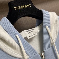 THOM BROWNE TB 小狗连帽针织外套,本款黄白条纹连帽拉链针织开衫采用细腻精梳棉混纺纱线横机织造,面料柔软亲肤 THOM BROWNE TB 小狗连帽针织外套,本款黄白条纹连帽拉链针织开衫采用细腻精梳棉混纺纱线横机织造,面料柔软亲肤