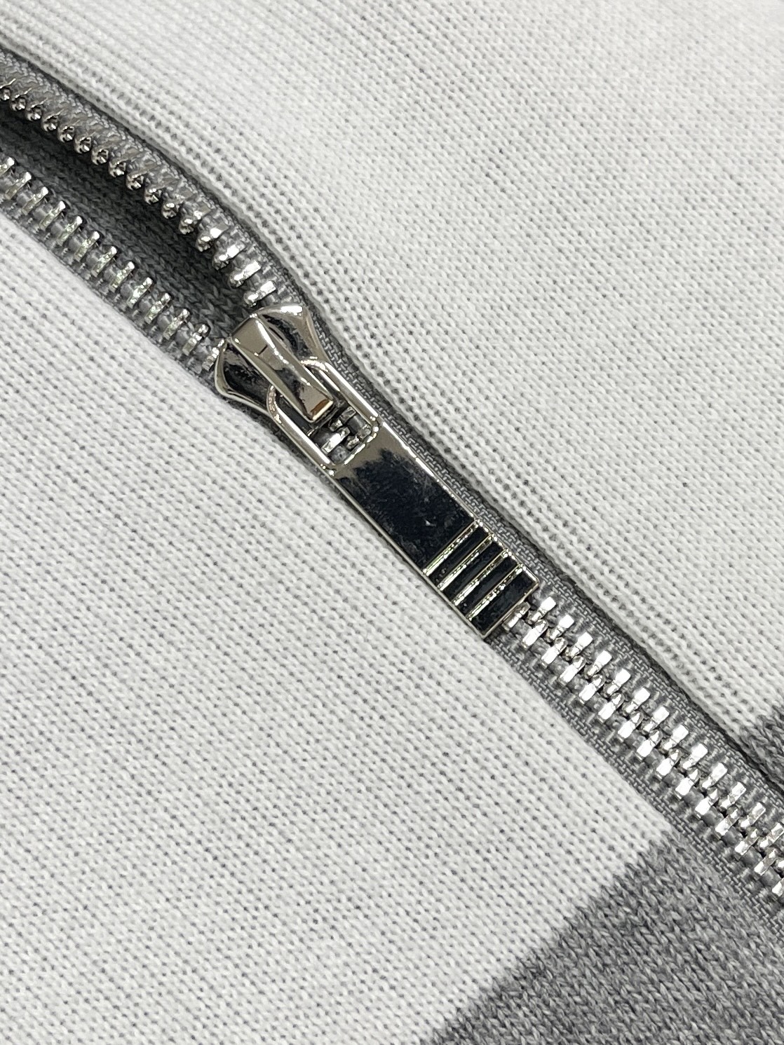 THOM BROWNE TB 小狗连帽针织外套，本款黄白条纹连帽拉链针织开衫采用细腻精梳棉混纺纱线横机织造，面料柔软亲肤