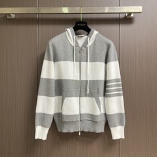 THOM BROWNE TB 小狗连帽针织外套,本款黄白条纹连帽拉链针织开衫采用细腻精梳棉混纺纱线横机织造,面料柔软亲肤 THOM BROWNE TB 小狗连帽针织外套,本款黄白条纹连帽拉链针织开衫采用细腻精梳棉混纺纱线横机织造,面料柔软亲肤