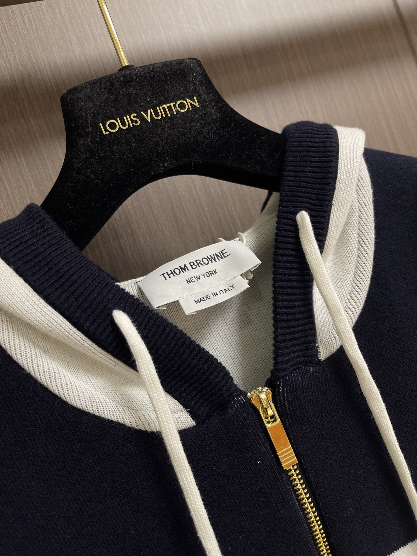 THOM BROWNE TB 小狗连帽针织外套，本款黄白条纹连帽拉链针织开衫采用细腻精梳棉混纺纱线横机织造，面料柔软亲肤
