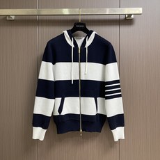THOM BROWNE TB 小狗连帽针织外套,本款黄白条纹连帽拉链针织开衫采用细腻精梳棉混纺纱线横机织造,面料柔软亲肤 THOM BROWNE TB 小狗连帽针织外套,本款黄白条纹连帽拉链针织开衫采用细腻精梳棉混纺纱线横机织造,面料柔软亲肤